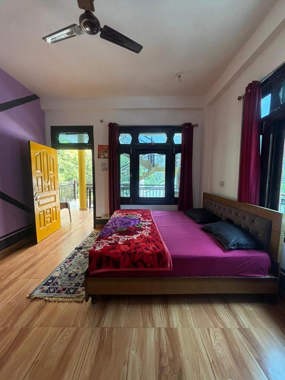 Pahadirovers Homestay & Cafe Kasol Exterior photo