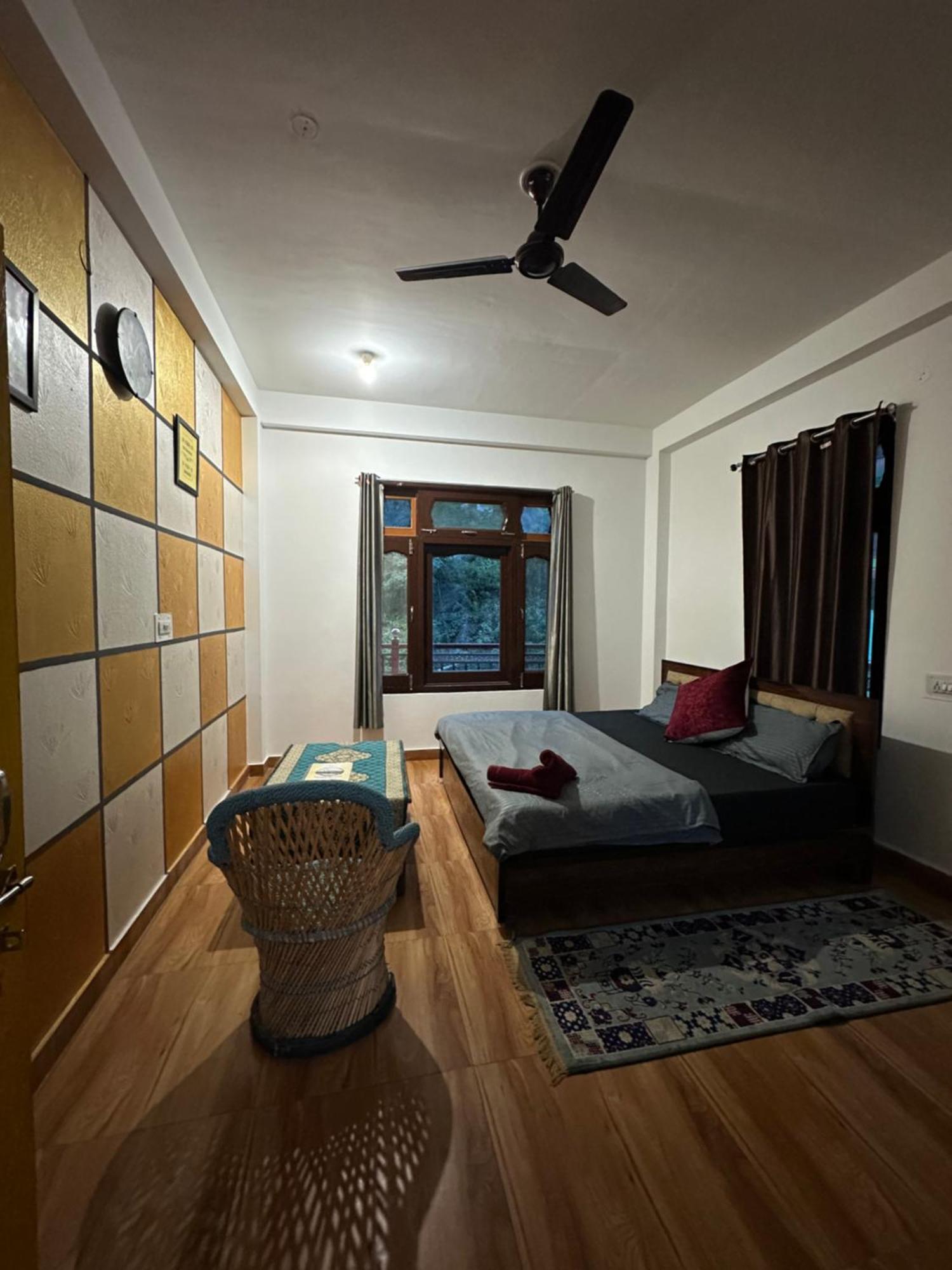 Pahadirovers Homestay & Cafe Kasol Exterior photo
