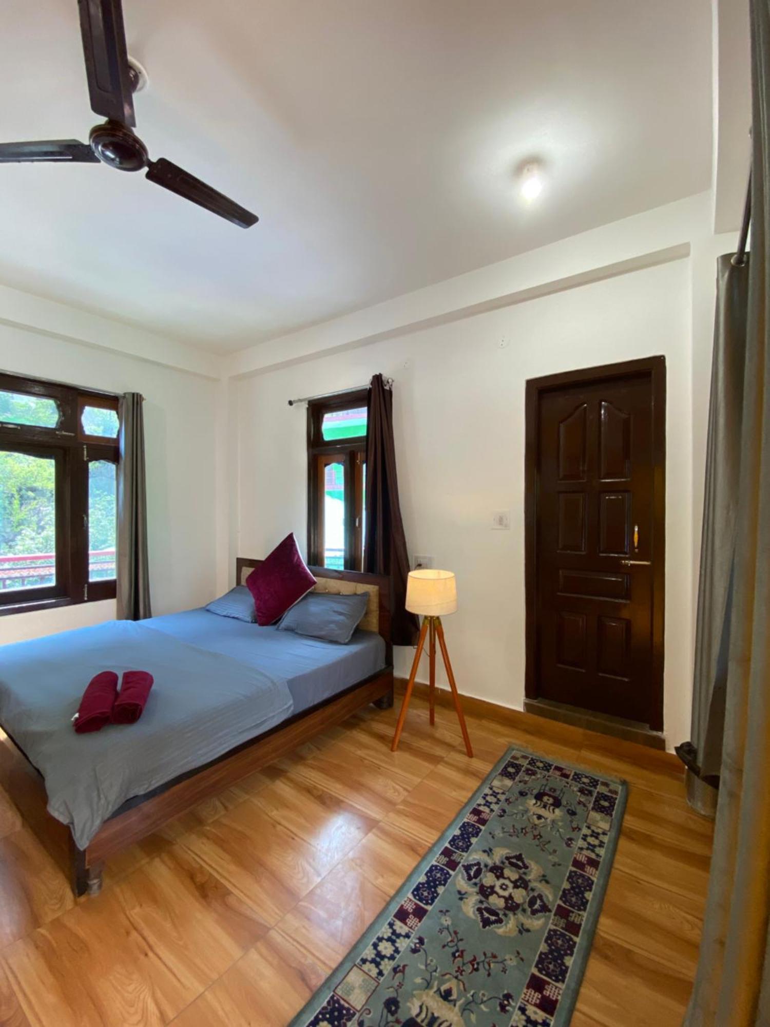 Pahadirovers Homestay & Cafe Kasol Exterior photo